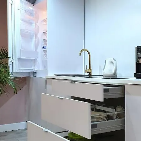 Metro Nowy Swiat Apartment